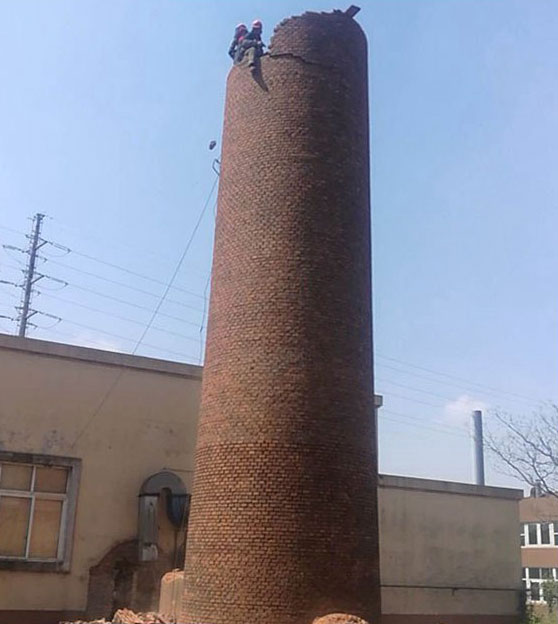 人工拆除烟囱