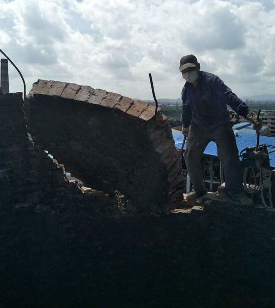 人工拆除砖烟囱